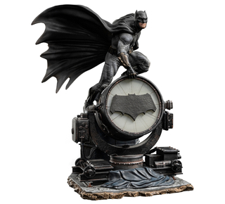 Iron Studios Zack Snyder’s Justice League - Batman on Batsignal Deluxe Statue Art Scale 1/10